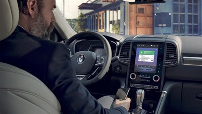 A man accessing the Android Auto application of R-LINK 2 from his mobile