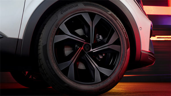 Renault Arkana E-Tech full hybrid - Alpine side panels and wheel rims