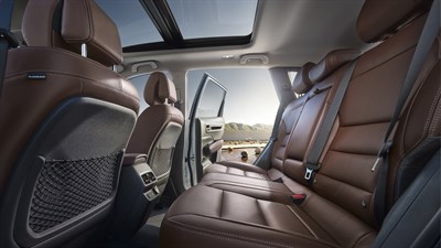 Interior side view of the New Renault KOLEOS displaying the back seat space