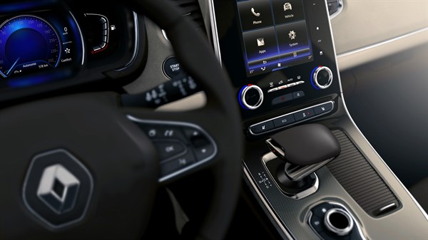 Renault - close-up of dashboard with R-LINK