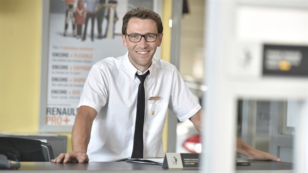 Renault's employee smiling at the counter
